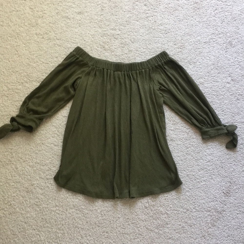 A&F olive green off shoulder 3/4 tie sleeve top, S